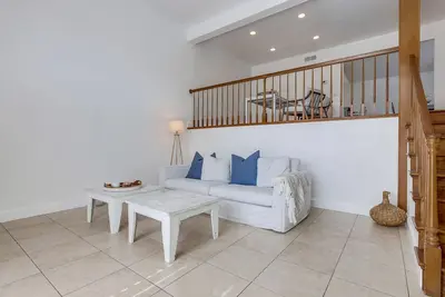 Image de Your Spring & Summer Coastal Retreat Awaits in Huntington Beach!