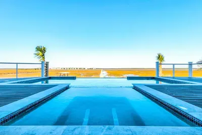Image de Abode Rentals Presents \"Infinite Possibilities\" 5 Br/5. 5 Ba two-story house sleeps 12.
