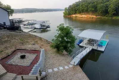 Image de Brand new lake house, tucked away in a quiet cove with views to the main channel