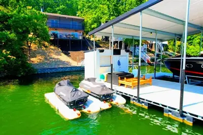 Image de Cozy lakehouse on the water in calm cove, recently remodeled with private dock