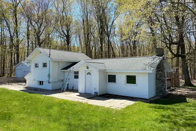 Image de Cozy 3-bedroom cottage, large yard, minutes from Lake Michigan. Pet friendly.