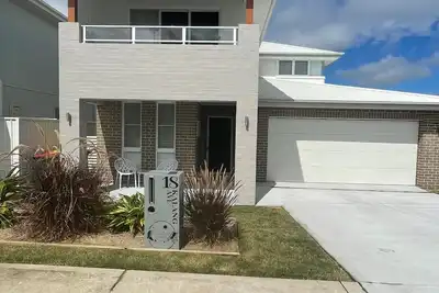 Image de Reelaxing@TheRocks - sensational brand new modern home