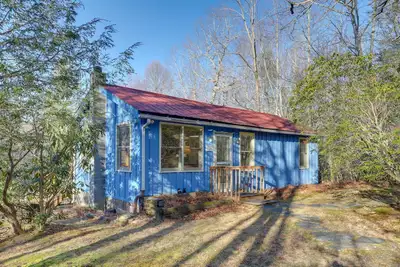 Image de Burnsville Cabin w/ Deck & Trails - Dog Friendly!