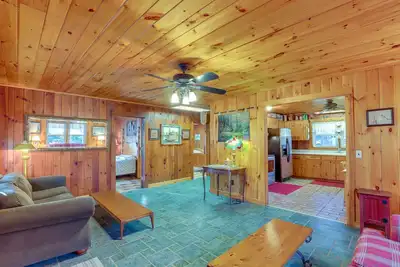 Image de Dog-Friendly Burnsville Home w/ Patio & Trails!