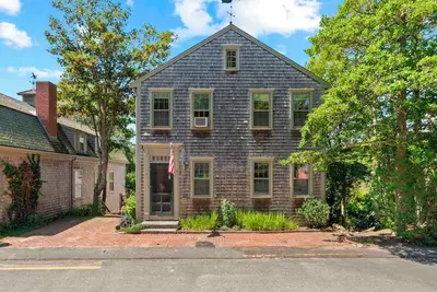 Image de In Town 5 Bedroom House with 2 Decks and Expansive Property