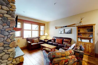 Image de Ski-in/ski-out townhome with unobstructed mountain views, hot tub, & fireplace