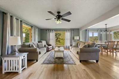 Image de Beautiful driftless area home next to snowmobile trail!