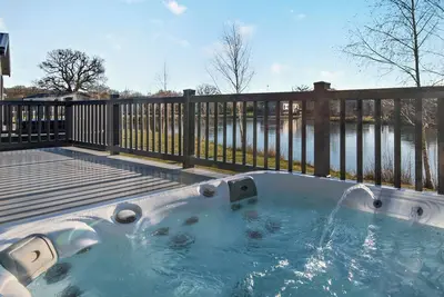 Image de Lakeside Lodge with hot tub