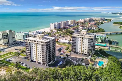 Image de Beautiful Updated Island Condo a Short Walk to Bonita Beach!