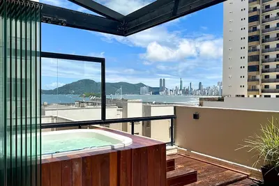 Image de Luxo à Beira-mar: 4 Suítes, Jacuzzi e Sofisticação na Av. Atlântica