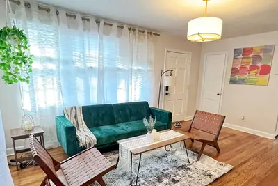 Image de Cozy bungalow in the heart of downtown Fuquay-Varina. Pet Friendly! \n