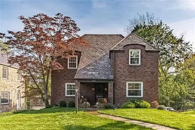 Image de Beautifully update 4 bedroom 2 bath. Plenty of space and natural light!
