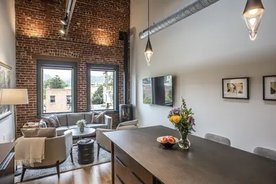 Image de Unit 305 offers a unique short-term living experience in downtown