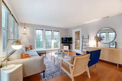 Image de 10 minutes to Downtown! Large urban cottage in the woods w/ study in Mt Lookout