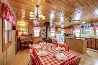 Image de Pet-Friendly Irons Cottage w/ Fire Pit & Fireplace