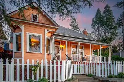 Image de The Golden Parlor- Historic Victorian, Hot Tub