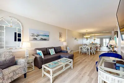 Image de Relaxing Gulf-front condo with shared pool, balcony, & fitness room