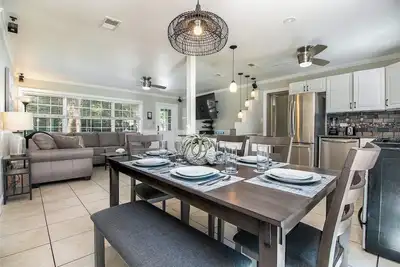 Image de 1703 Nw 38th · Modern & Peaceful Home