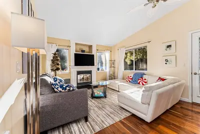 Image de Quiet, bright, 2nd-floor condo a short walk from parks & downtown