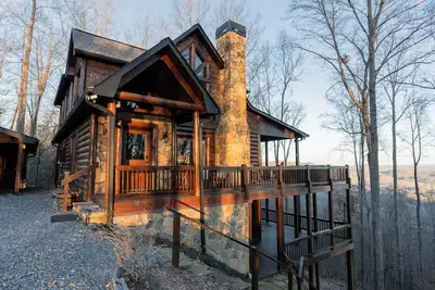 Image de Mountain Luxury: Stunning Blue Ridge Views, Premium Beds, Hot Tub, Movie Theater