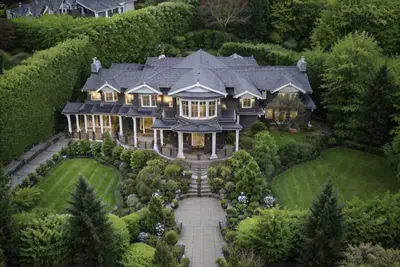 Image de Experience Opulent West Coast Living in This 6br, 3ba Estate