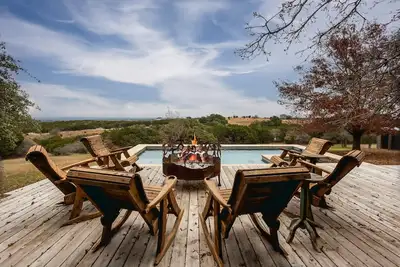 Image de Luxurious property with pool, hot tub, wraparound porch, & two primary suites