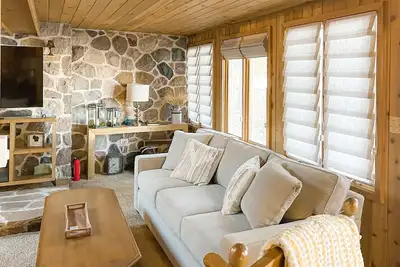 Image de Charming lakefront home with dock, fireplace, streaming, lake views, W\/D, & Ac