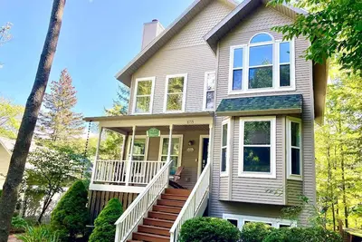 Image de Large 5 Bedroom Sleeping Bear Home w/ Big Glen Lake access across the street