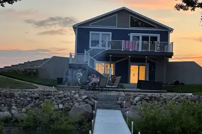Image de Country lake house getaway accommodating large family-sized fun!