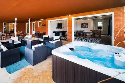 Image de Hot Tub, Fire Pit, Game Room, Block to Main St!