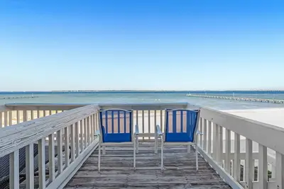 Image de \"Sandy Sunsets\" | Private Beach & Fishing Pier | My Beach Getaways