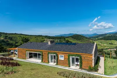 Image de Vista Deslumbrante e Alto Padrão com 4 Suites, Piscina Aquecida e Sauna