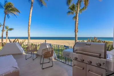 Image de Luxury & Modern Ocean Front- On The Beach!