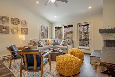 Image de Warm Springs Ski Condo - Prime Location nr Downtown & Ski Lifts!