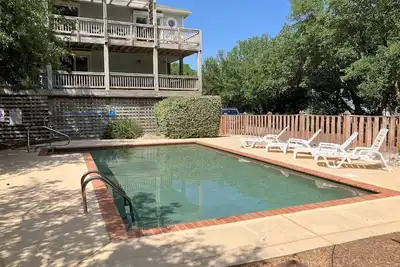 Image de Chase-n-Grace: Private Pool, Spacious Yard, Short Walk to Beach
