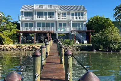 Image de Fishermans Paradice a Beach waterfront property on Pirates Cove Buccaneer Point