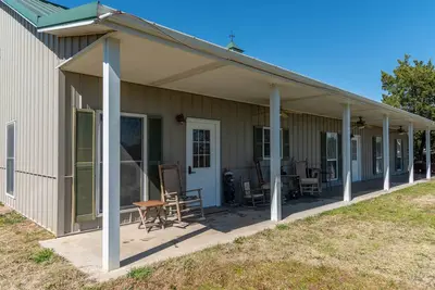 Image de Welcome to Grizzly Acres! Far out; close by! Secluded barndo/house near Austin!