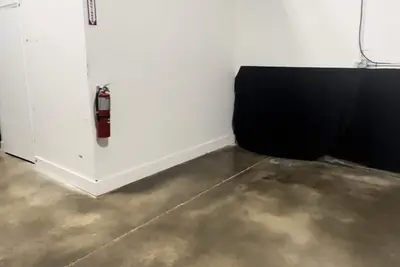 Image de Perfect 2-Part Office & Warehouse Event Space with a Garage, All White Walls! ! !