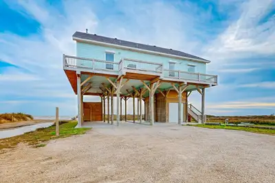 Image de Lovely panoramic ocean-view home with direct beach access & wraparound deck