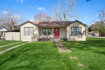 Image de Large Yard w/ Bbq Pit | Charming 3br Baytown Home