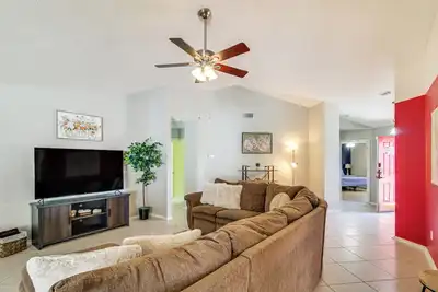 Image de 4 Mi to Beach: Home w/ Fenced Yard in Pensacola!