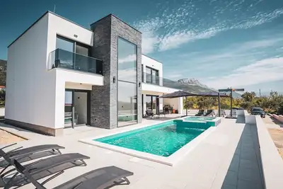 Villa Just be happy by Trawelltopia | Pool, Wifi
