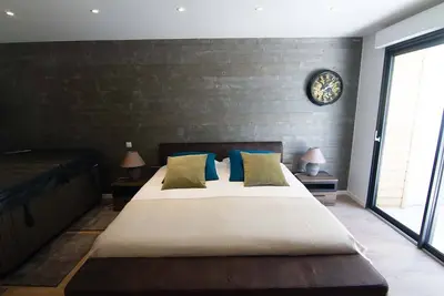 Image de Gite 4 étoiles pour 2 Personnes Avec Jacuzzi et Terrasse Privative.
