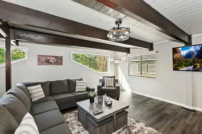Image de Shady Bear Retreat By Destination Big Bear:Modern Mountain Decor! Centrally Located! Foosball!