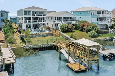 Image de 8br/7ba/2 Half Bath Gorgeous Home, 2nd Row, Pool, Hot Tub, Sleeps 20