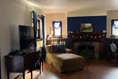 Image de Comfy Tudor in suburban setting, 5mi from Center City Philadelphia. Coffee bar!