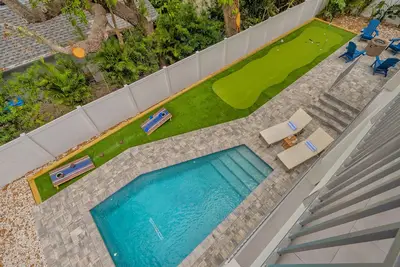 Image de Brand New Luxurious Retreat with Heated Pool, Putting Green, and 4 Ensuites
