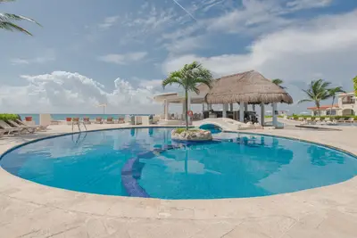 Image de 6 bedrooms. 2 units in the same building. Oceanfront retreat. Perfect for groups
