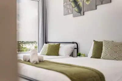 Image de City View 2br I Parking I King Bed I Workspace