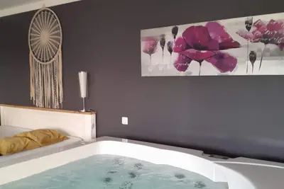 Image de Gîte 4 étoiles pour 2 ou 4 personnes avec jacuzzi et terrasse privative.